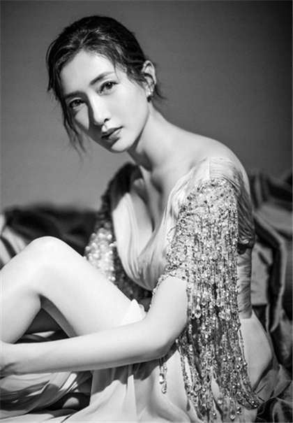 细致描写性过程的片段-校花穿裙子忘穿内裤被同桌摸_酥糖齿轮