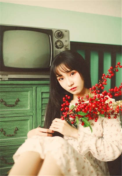 在教室里和同桌-男生吃女生的两个葡萄_酥糖齿轮