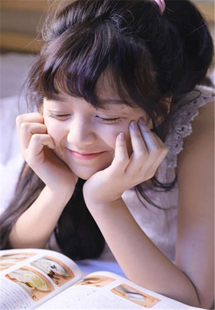 小黄文小核桃-放荡口述上面吃奶一个下面吃b_酥糖齿轮