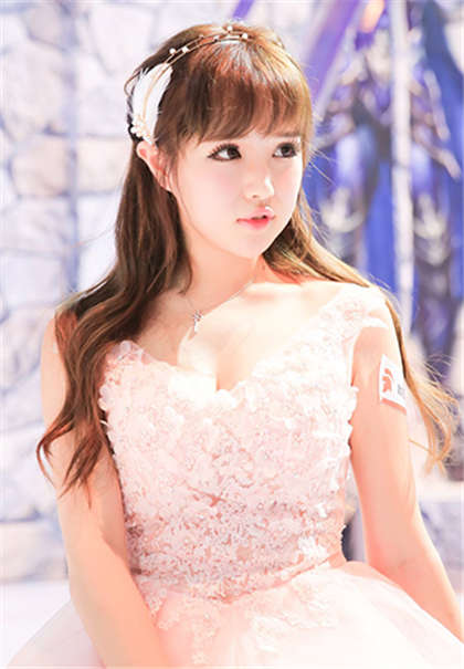 在公交车上被人顶进去了-太靓丽引小男孩性妄想_酥糖齿轮