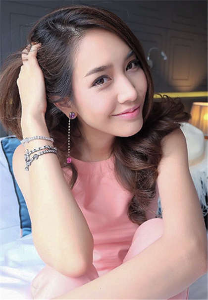 嗯~嗯~啊~啊~-上课女同桌用手给我解决_酥糖齿轮