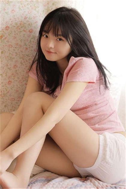 把她放在桌子上添她的下面-进入温软的前后两个洞洞_酥糖齿轮