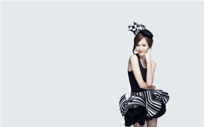 大手罩住她的饱满圆润-把奶尖儿送到嘴边_酥糖齿轮