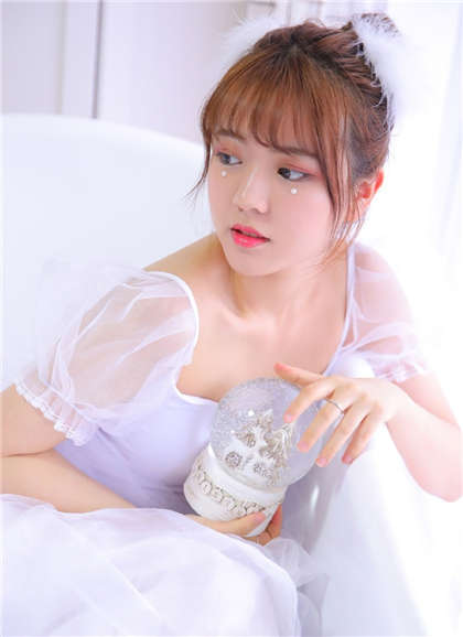 大手罩住她的饱满圆润-把奶尖儿送到嘴边_酥糖齿轮