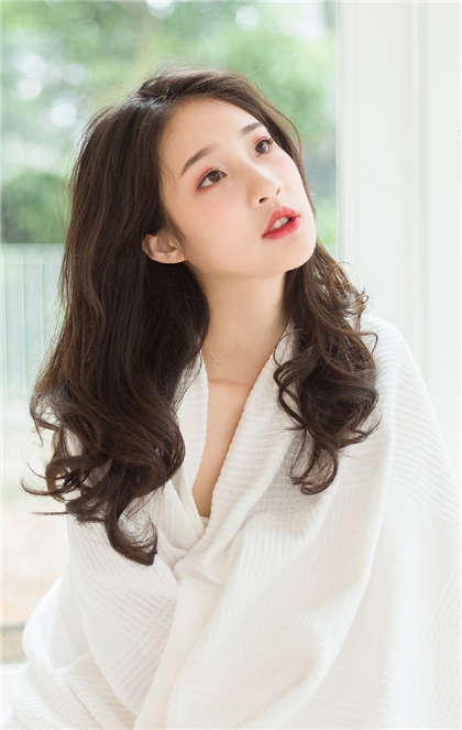 把她放在桌子上添她的下面-进入温软的前后两个洞洞_酥糖齿轮