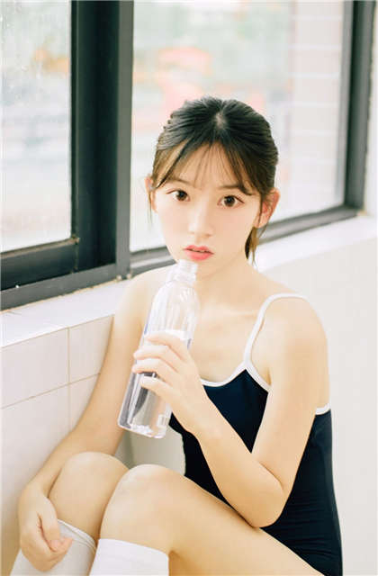 纯肉校园短篇同桌-男朋友抱我坐在他腿上_酥糖齿轮