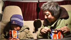 “我没钱过年，看到黄金现在很值钱”，男子抢走金店156克黄金，5分钟后落网！