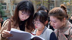 车企2025“年终考”成绩单出炉：新势力仅三家完成销量目标，比亚迪纯电车首超特斯拉夺全球销冠