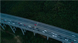 套息交易与大宗商品支撑新兴市场货币，稳定性超G7货币